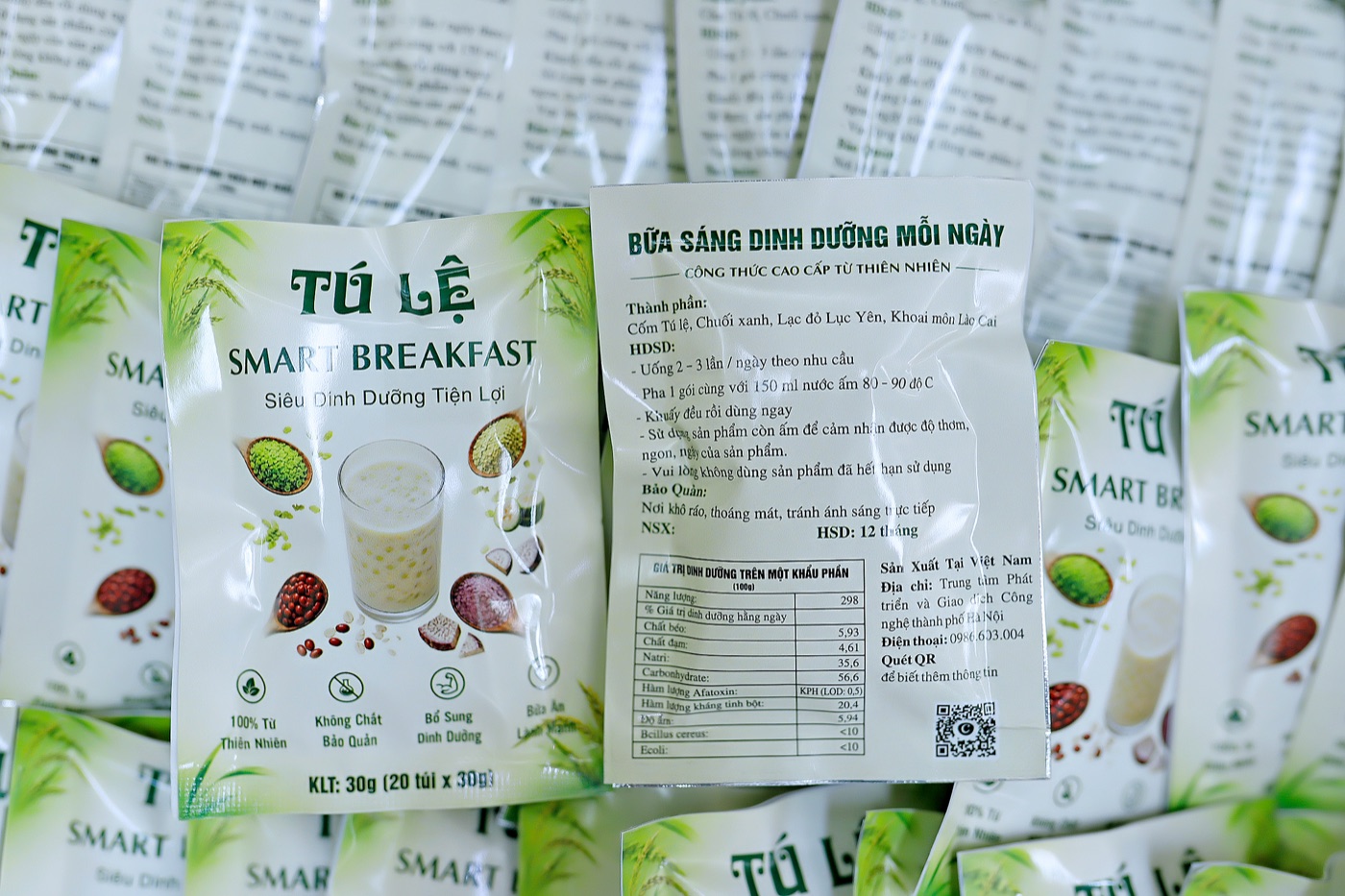 Các hộp quà Tú Lệ Smart Breakfast xếp cạnh nhau trên bàn trưng bày